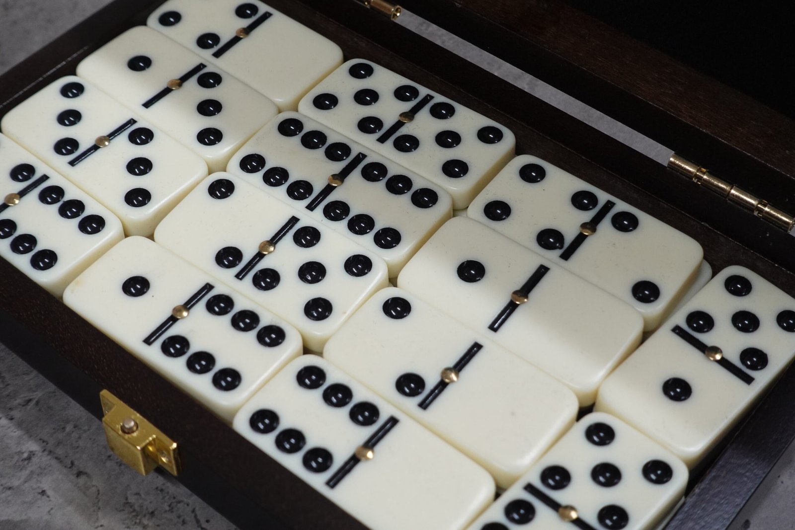 Double 6 Dominoes in Wooden Case - Image 3