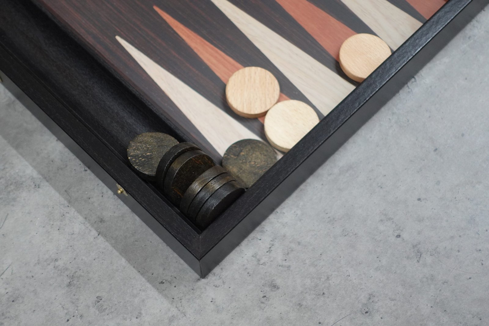 Manopoulos Wenge & Oak Backgammon Set 23 Inch with Storage Racks - Image 5