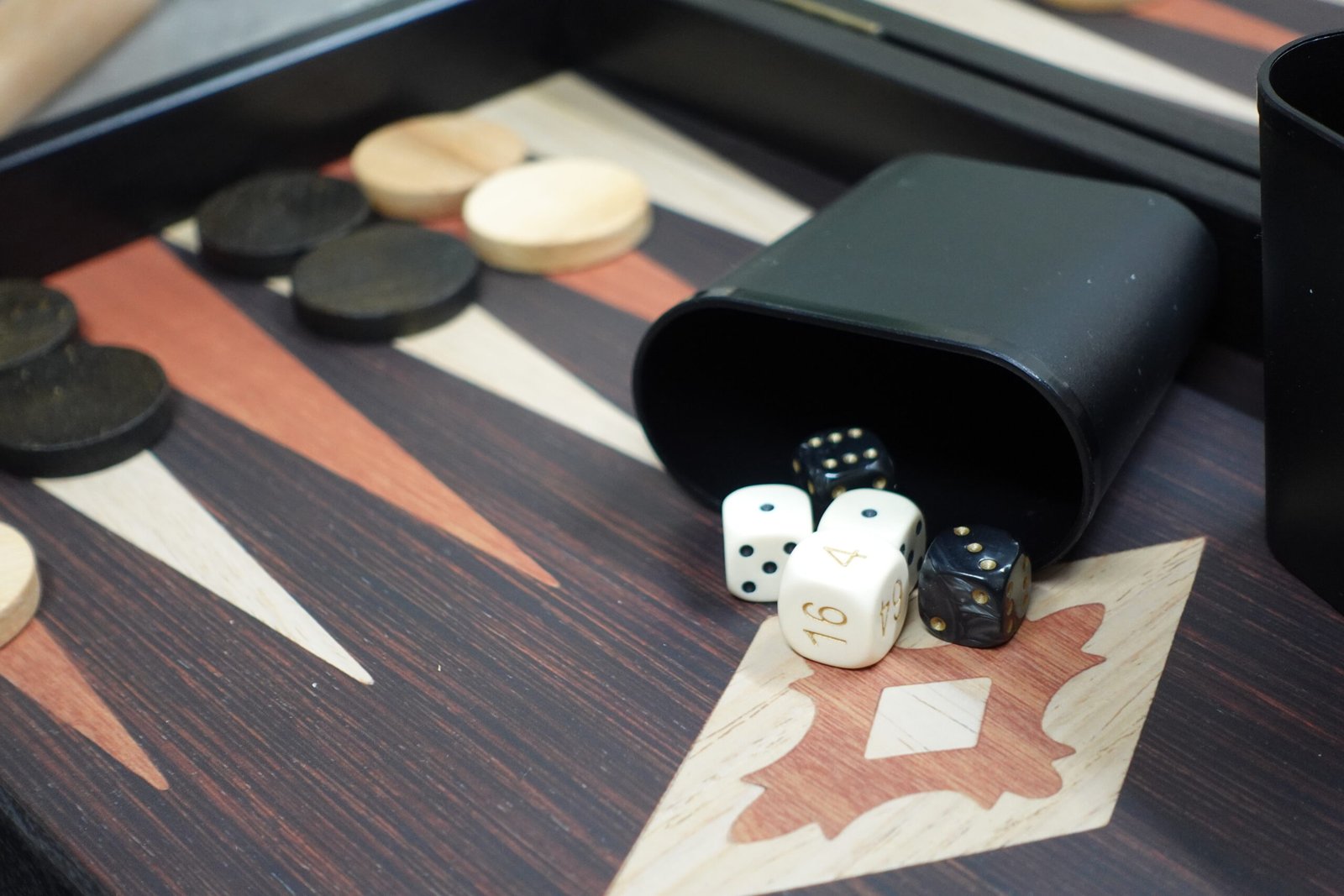 Manopoulos Wenge & Oak Backgammon Set 23 Inch with Storage Racks - Image 7