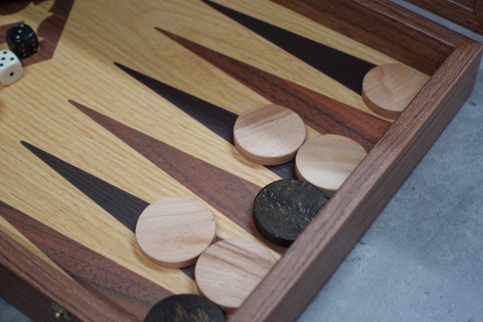 Manopoulos Oak & Walnut Backgammon Set 20 Inch - Image 6