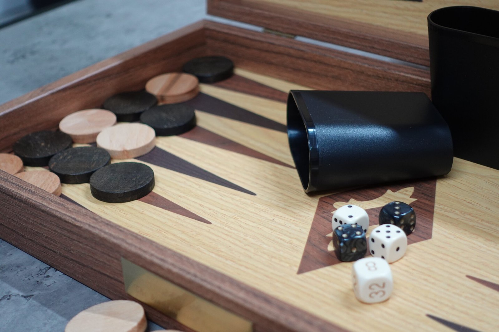 Manopoulos Oak & Walnut Backgammon Set 20 Inch - Image 5
