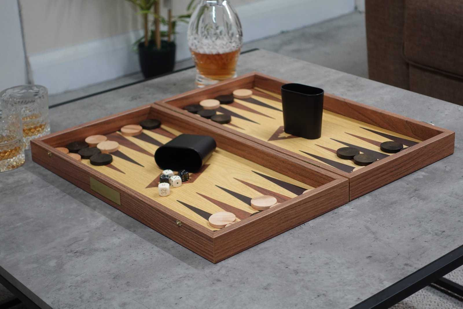 Manopoulos Oak & Walnut Backgammon Set 20 Inch - Image 4