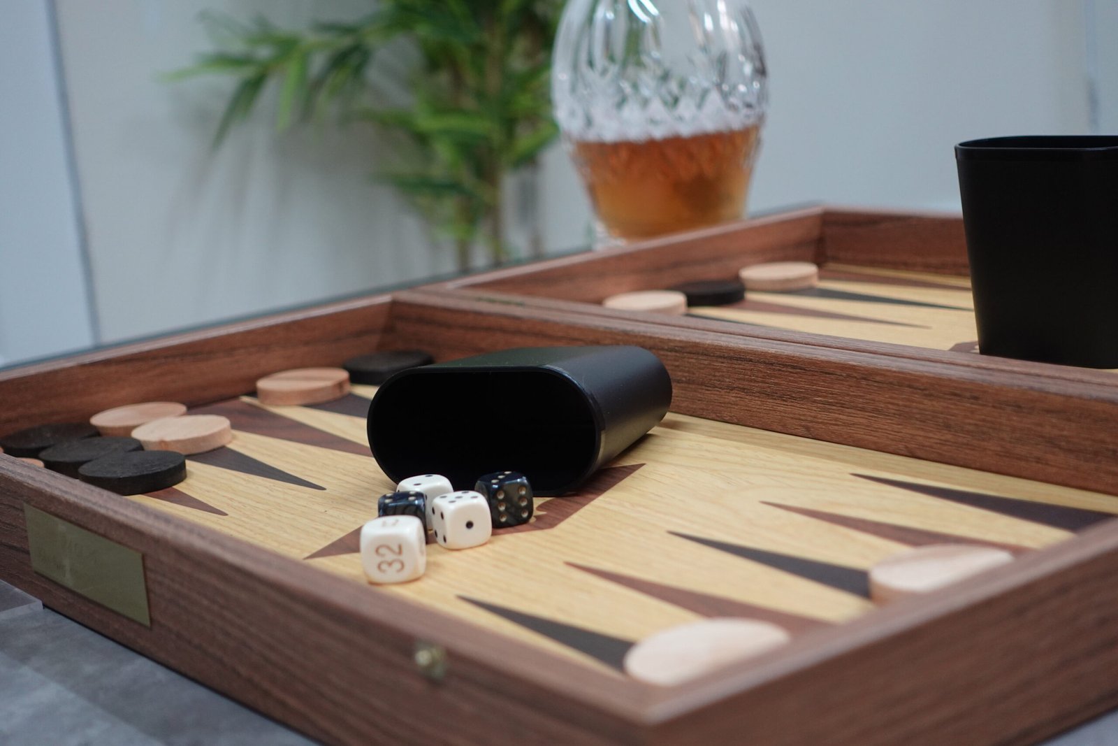Manopoulos Oak & Walnut Backgammon Set 20 Inch - Image 3