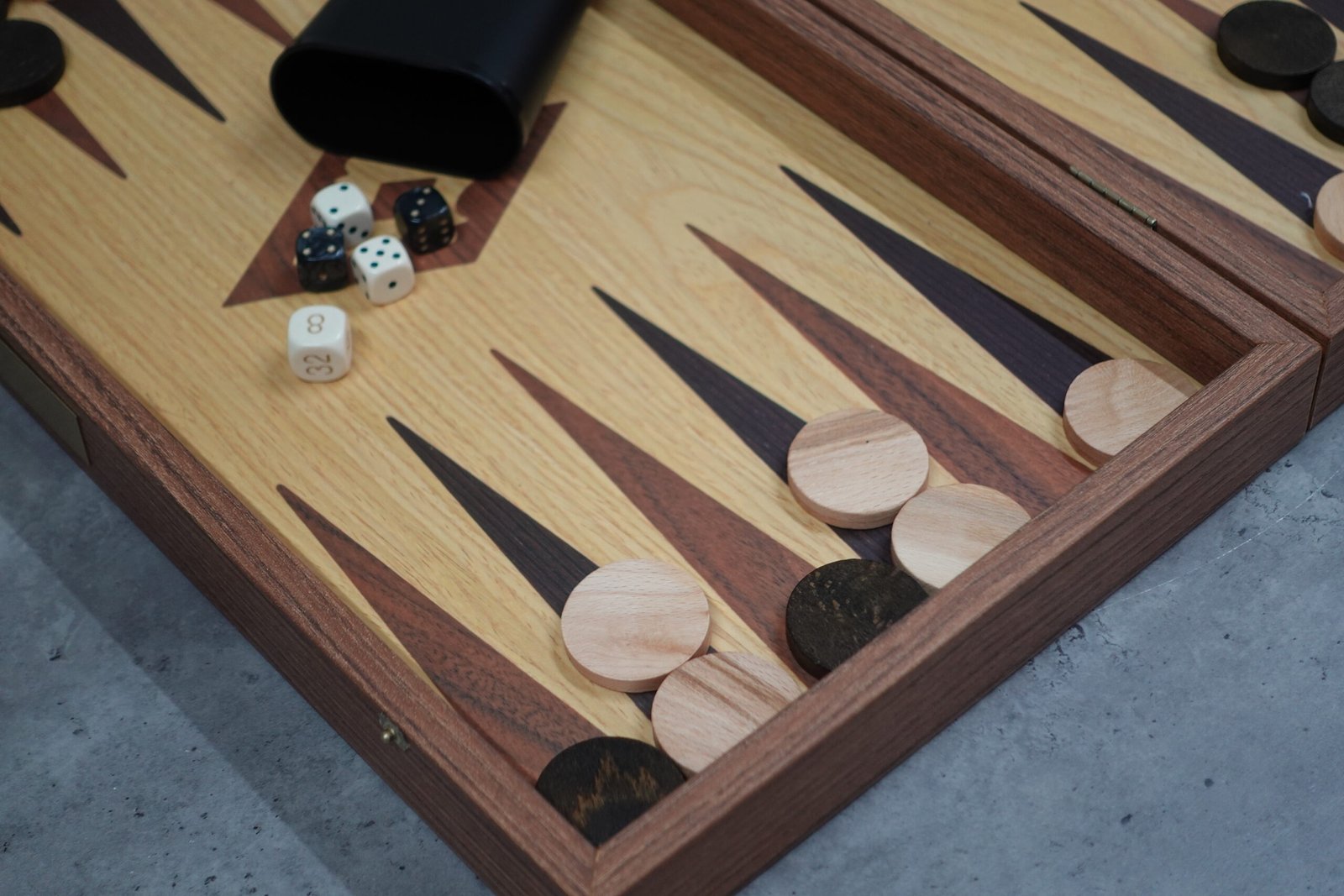 Manopoulos Oak & Walnut Backgammon Set 20 Inch - Image 2