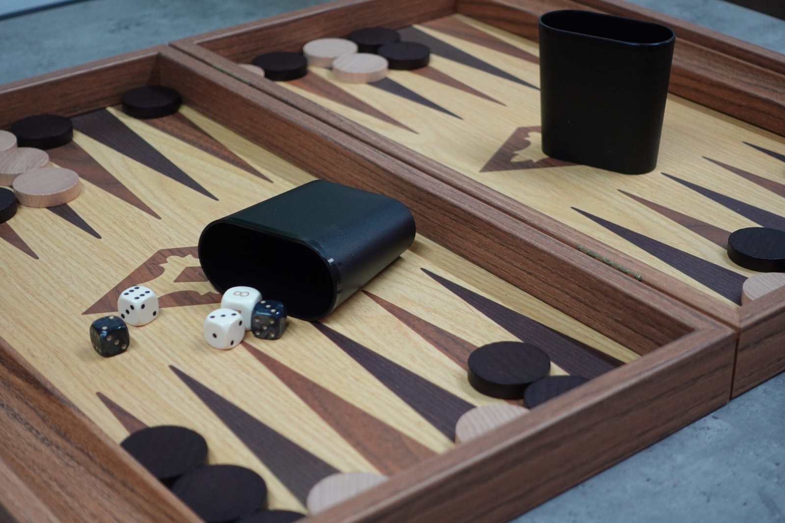 Manopoulos Oak & Walnut Backgammon Set 23 Inch with Storage Racks - Image 4