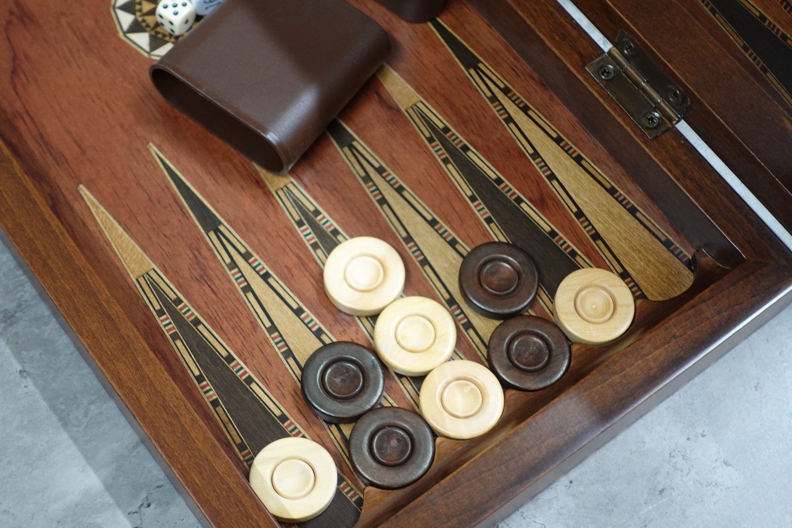 Helena Rural Rosewood Mother of Pearl Backgammon Set 20 Inch - Image 4