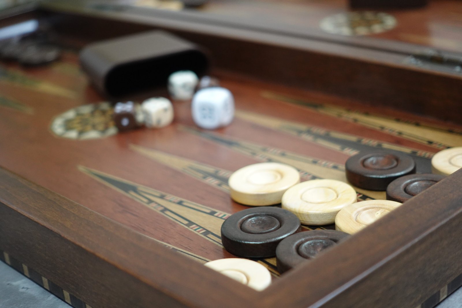 Helena Rural Rosewood Mother of Pearl Backgammon Set 20 Inch - Image 6