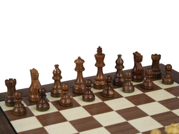 sheesham staunton chess pieces on walnut chess board