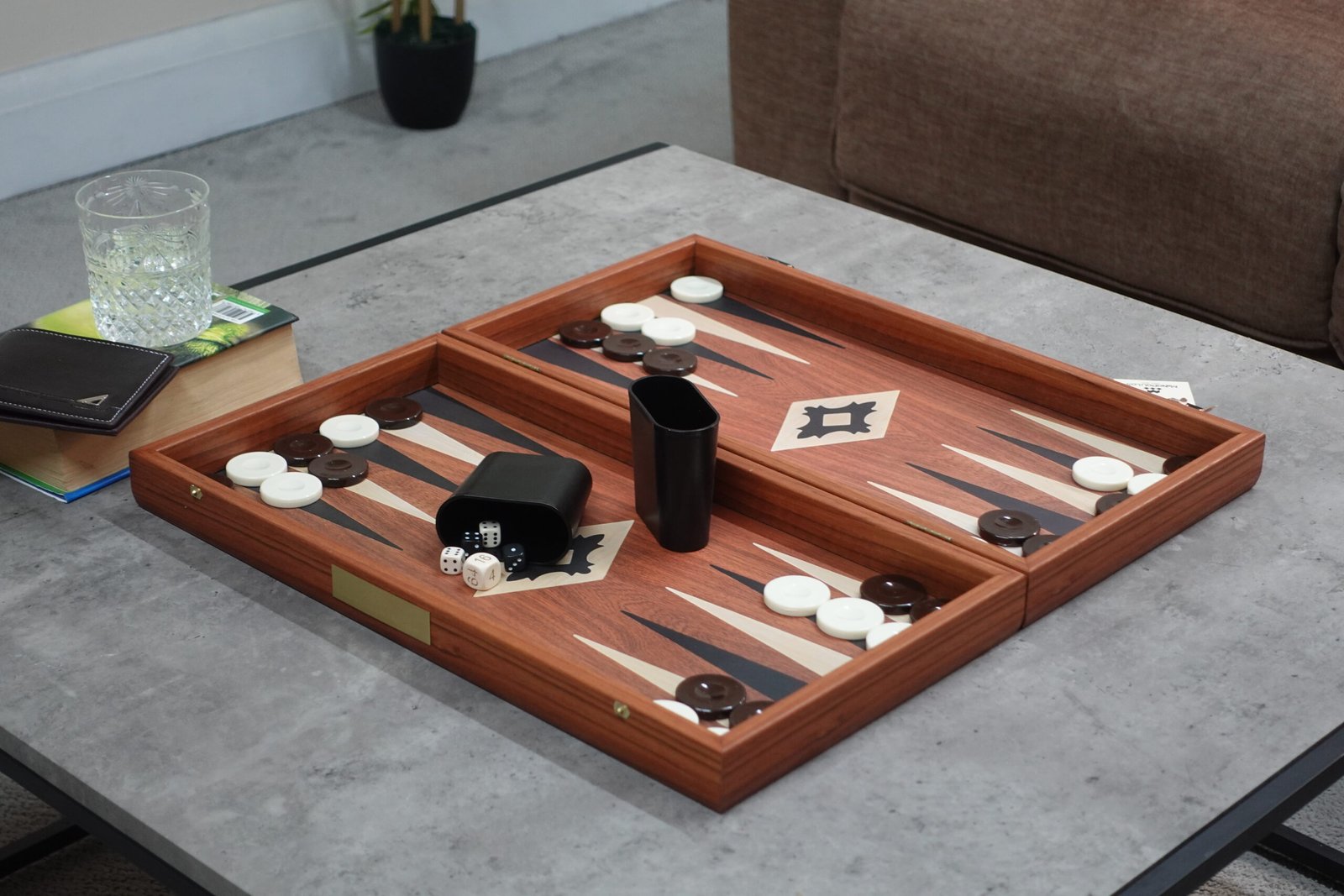 Mahogany Manopoulos Backgammon Set 20 Inch - Image 4
