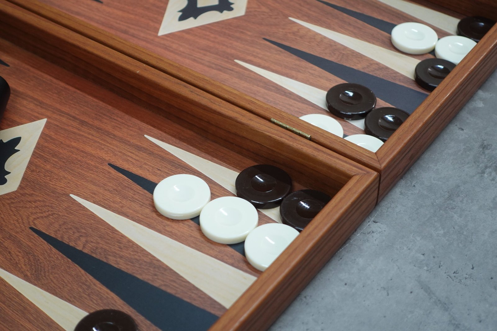 Mahogany Manopoulos Backgammon Set 20 Inch - Image 3