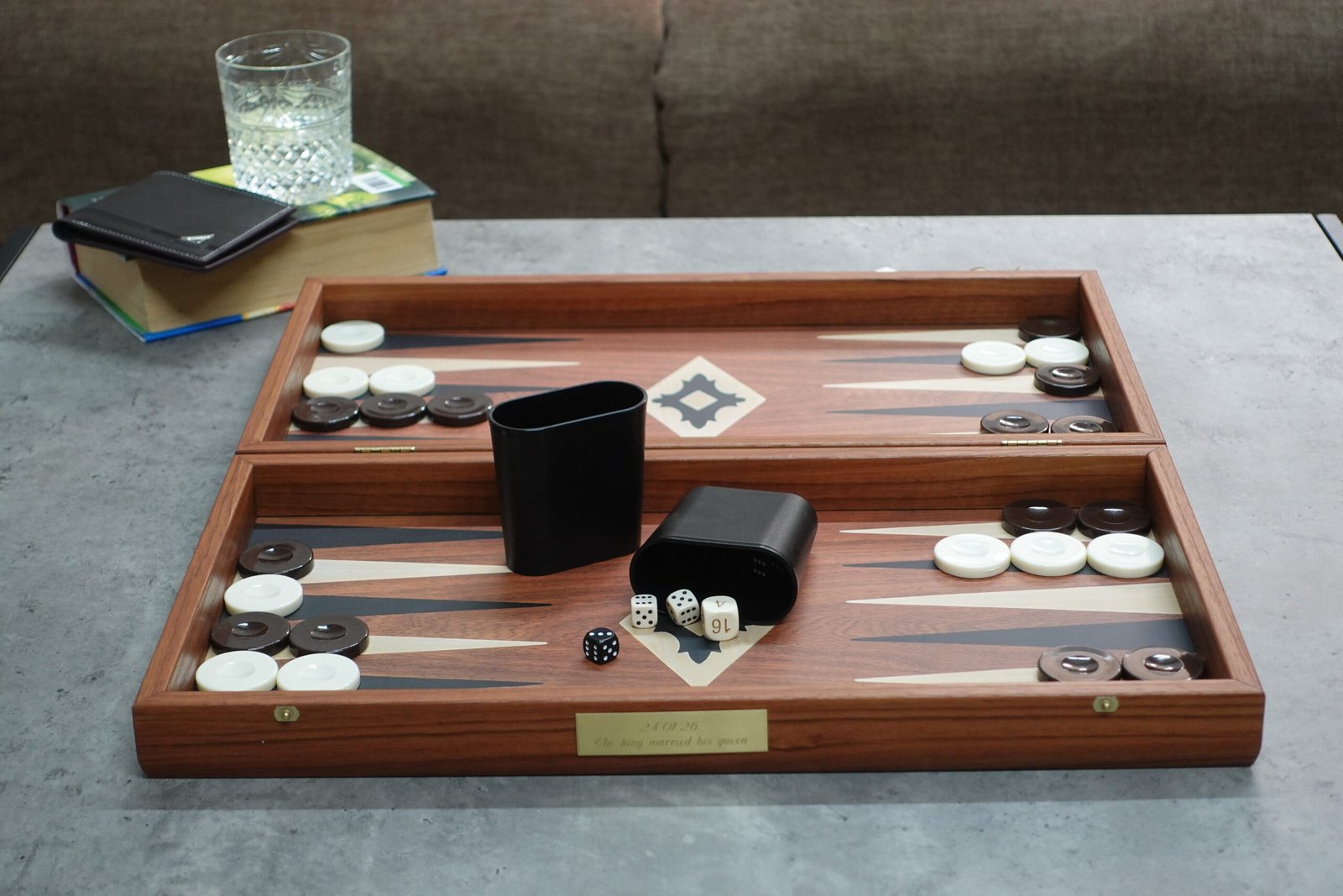 Mahogany Manopoulos Backgammon Set 20 Inch - Image 2