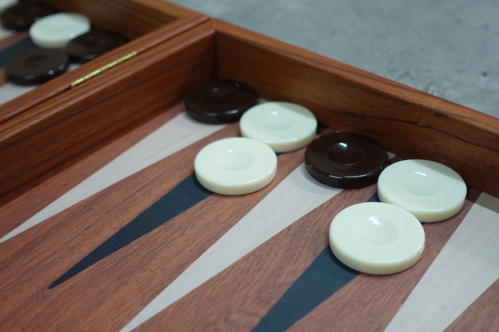Mahogany Manopoulos Backgammon Set 20 Inch - Image 5