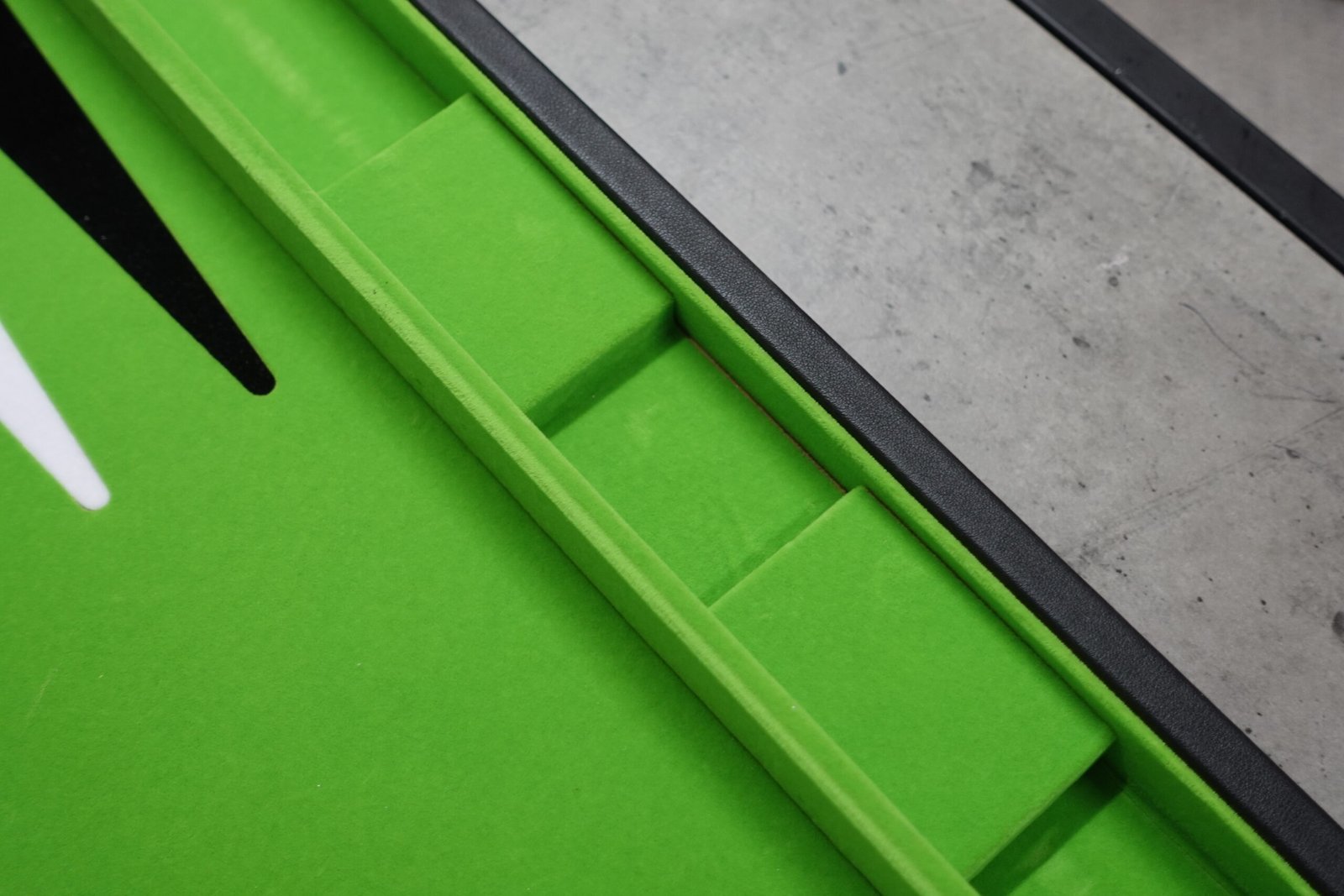 Lime Green Leather Backgammon Set 21 Inch - Image 5