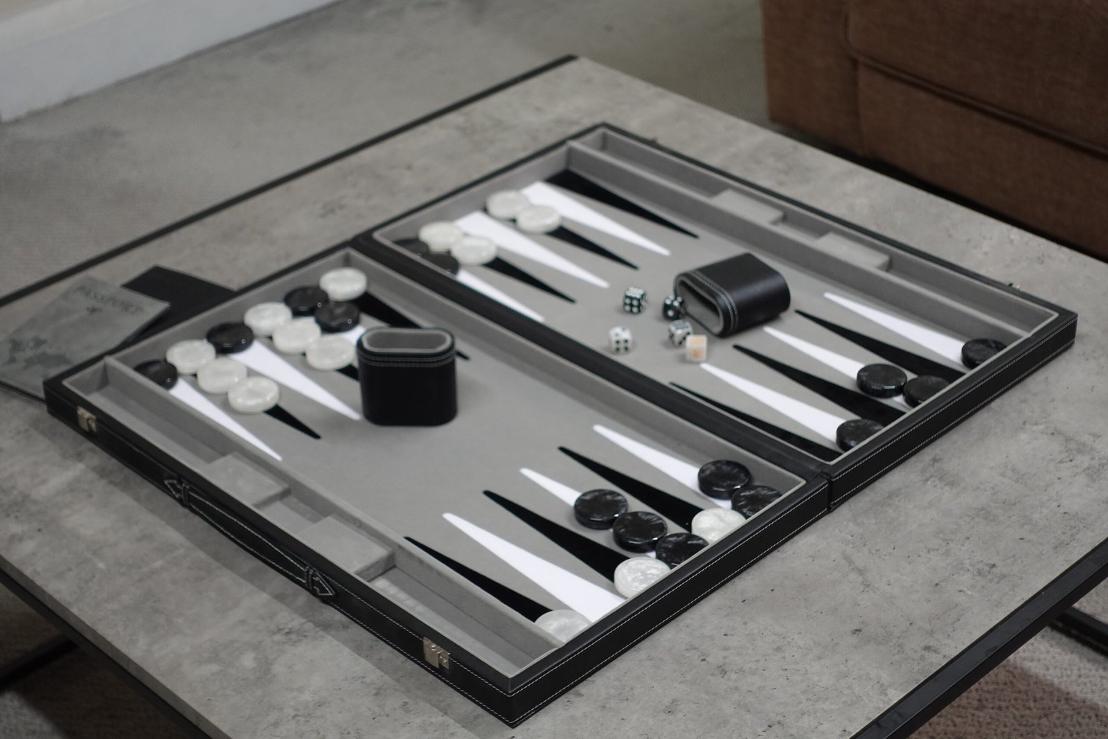 Graphene Grey Leather Backgammon Set 21 Inch - Image 4