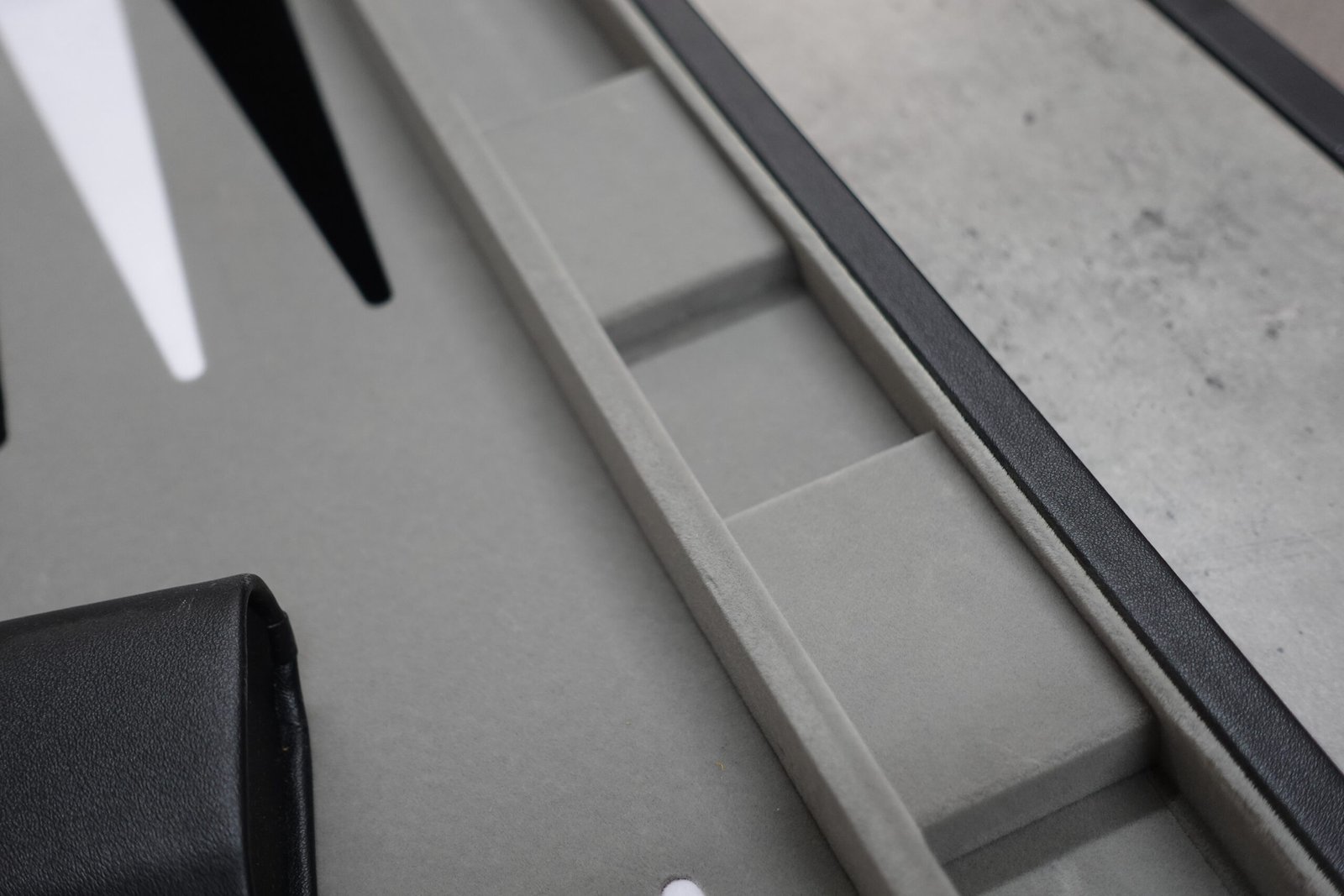 Graphene Grey Leather Backgammon Set 21 Inch - Image 6