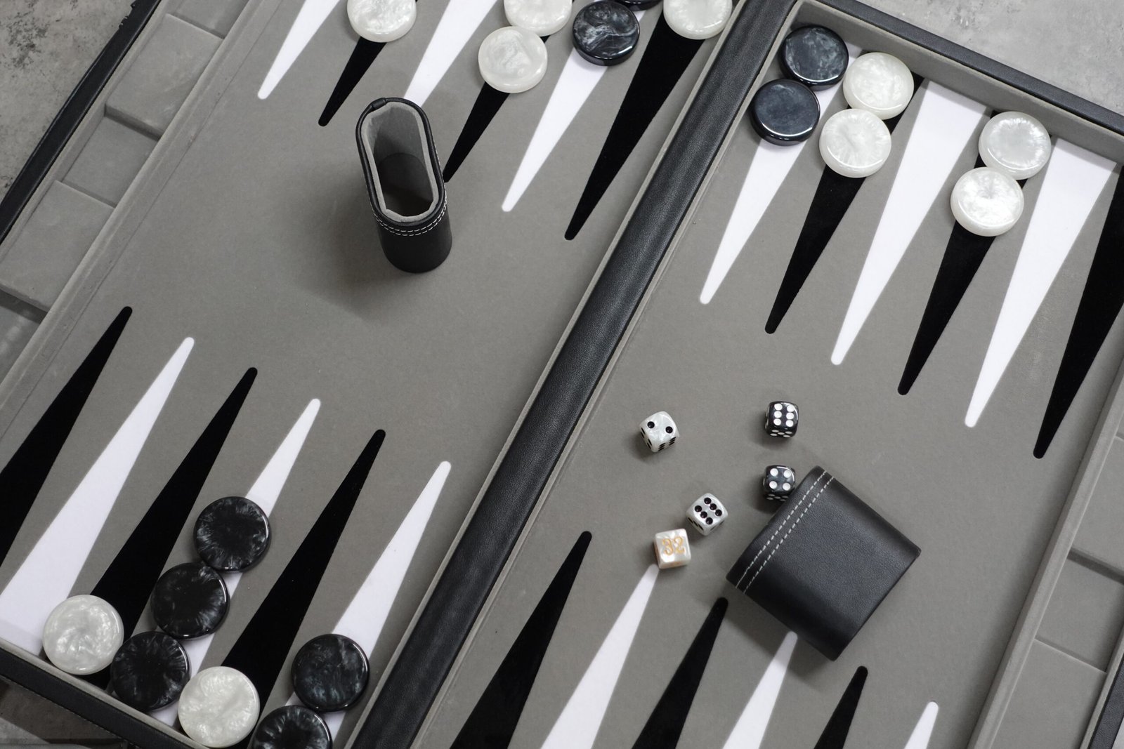 Graphene Grey Leather Backgammon Set 21 Inch - Image 7